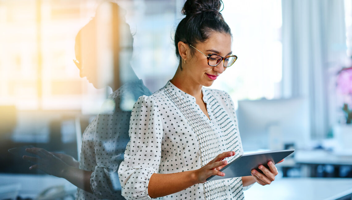 Shot of a businesswoman using a digital tablet in an officeDestaque - 