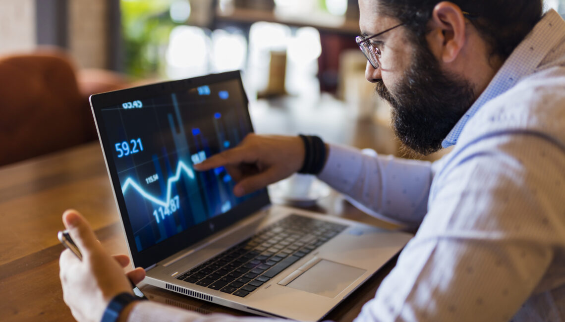 Businessman using laptop for analyzing data stock marketDestaque - 