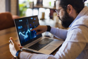 Businessman using laptop for analyzing data stock marketDestaque - 