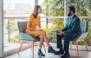 Office worker during one on one business consultation in Auckland, New Zealand.Destaque - 