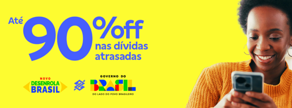 Banner do programa Desenrola Brasil com fundo amarelo e texto “Até 90% off nas dívidas atrasadas”, logotipo do Novo Desenrola Brasil e do Governo do Brasil, ao lado de uma pessoa segurando um celular.