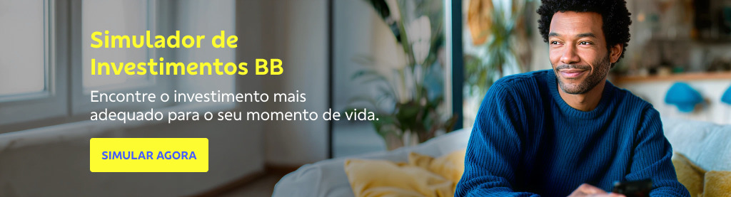 Homem jovem com sorriso singelo usando casaco azul e celular nas mãos .A esquerda, o texto diz: Simulador de Investimentos BB. Encontre o investimento mais adequado para o seu momento de vida. Abaixo, botão amarelo: Simular agora