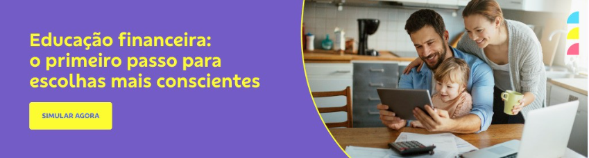 Banner retangular de educação financeira com fundo roxo à esquerda, contendo o texto em amarelo: 'Educação financeira: o primeiro passo para escolhas mais conscientes'. Abaixo do texto, um botão amarelo com a frase 'Simular agora'. À direita, uma imagem de uma família feliz na cozinha: pai, mãe e uma criança pequena. O pai segura um tablet enquanto a mãe, com uma xícara na mão, sorri para a tela. Ao fundo, uma cozinha moderna e organizada. 