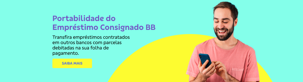 Homem jovem, com barba curta e camiseta rosa, sorri enquanto olha para o celular. O fundo é composto por formas geométricas em tons de verde e amarelo. À esquerda da imagem, o texto diz: 'Portabilidade do Empréstimo Consignado BB. Transfira empréstimos contratados em outros bancos com parcelas debitadas na sua folha de pagamento'.
Abaixo, há um botão amarelo com o texto em azul: 'SAIBA MAIS'."